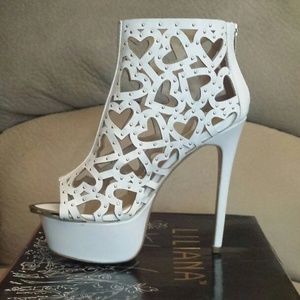 SOLD Sexy Liliana White & Gold Heart Heels 8